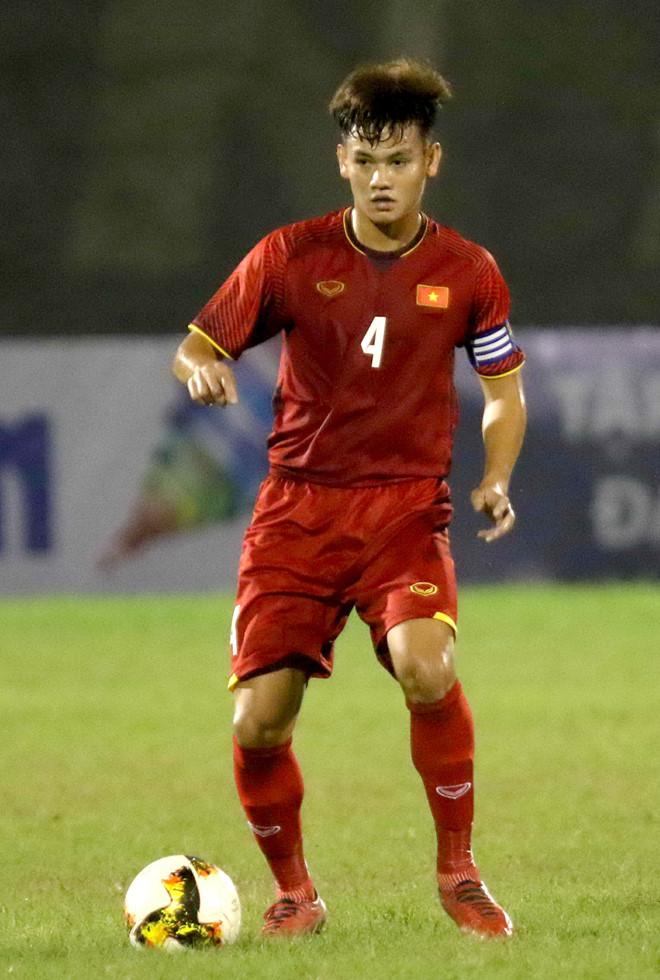 Hồ Tấn Tài cũng là cái tên được nhắc đến nhiều sau trận hoà trước U23 Jordan bởi những tình huống sút bóng ra ngoài biên cực kỳ khó hiểu. Người hâm mộ nhận định nếu cứ tiếp tục duy trì lối đá này thì việc thắng U23 Triều Tiên với 2 bàn cách biệt là rất khó.