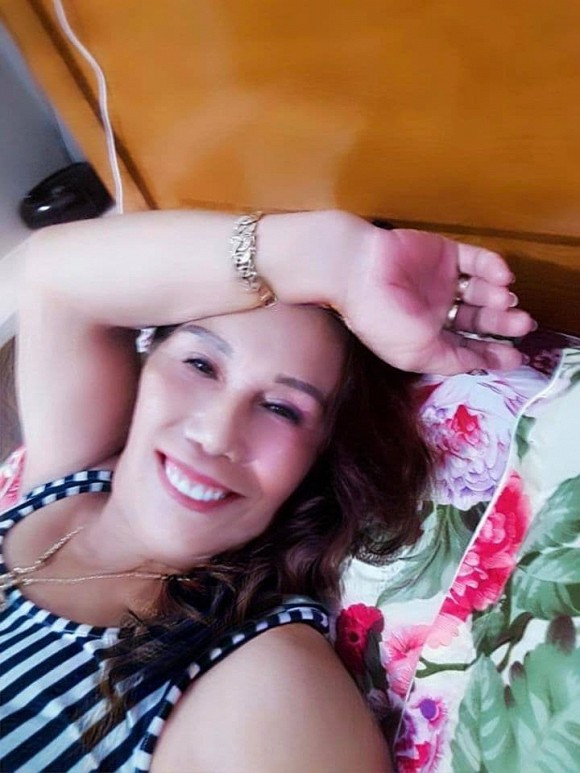 Dùng photoshop quá đà, nhìn cô Hoa trông rất khác lạ.