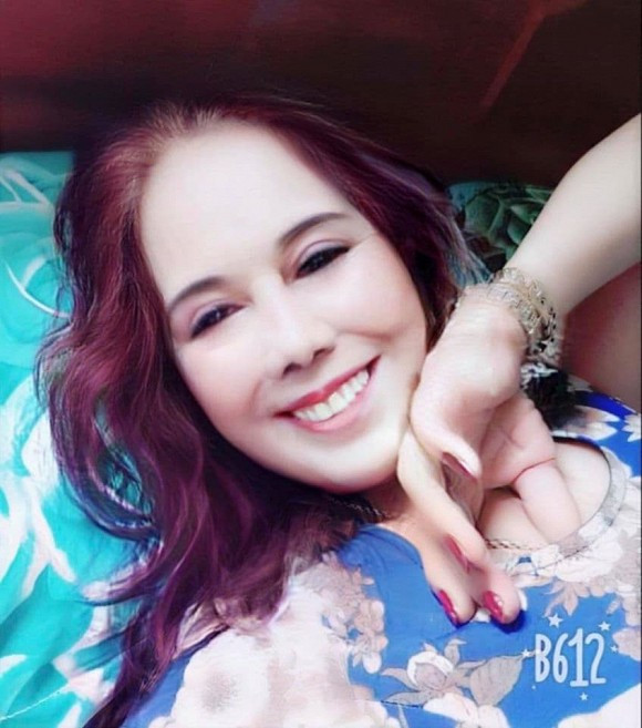 Ngoài ra, cô dâu 65 tuổi Nguyễn Thị Hoa còn chăm đăng ảnh "sống ảo" kèm theo đó là những bài thơ ngắn như: "65 em vẫn còn son. Yêu chàng em ngỡ tuổi mình đôi mươi".