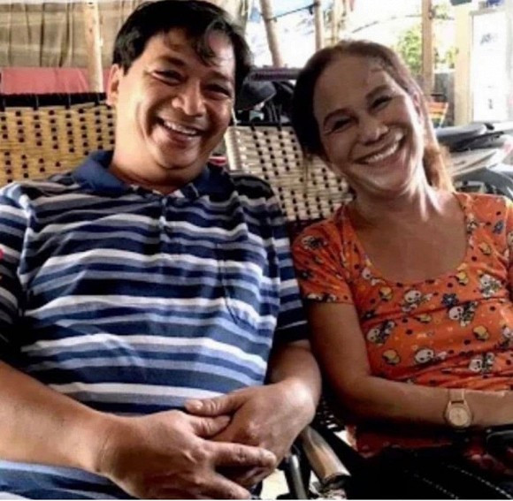 Với những người làm clip bôi nhọ danh dự, vợ chồng cô Hoa cũng có động thái cứng rắn. Nhắn tới anti-fan, "cô dâu 65 tuổi" viết: "Vợ chồng tôi rất bức xúc và sẽ mời luật sự khởi kiện những kẻ lợi dụng chúng tôi làm video không đúng sự thật để bôi nhọ danh dự của chúng tôi, làm ảnh hưởng đến hạnh phúc gia đình tôi".