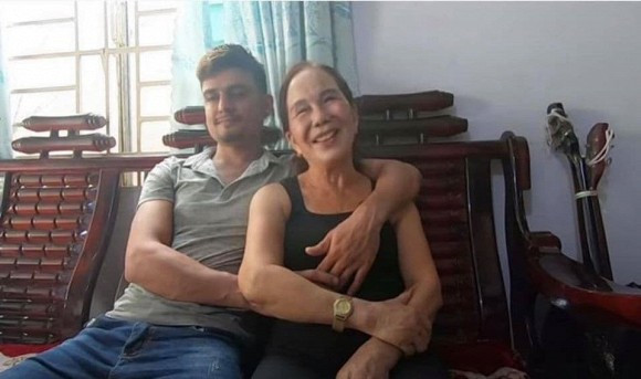 Chuyện tình chênh lệch 41 tuổi ở Đồng Nai từng gây xôn xao cộng đồng mạng. Gạt bỏ khoảng cách về tuổi tác, ngôn ngữ, văn hóa và vị trí địa lý, cô Hoa hiện sống hạnh phúc bên chồng trẻ. Chuyện tình cảm của cô Hoa cũng được các con cháu trong nhà và bố chồng ủng hộ.