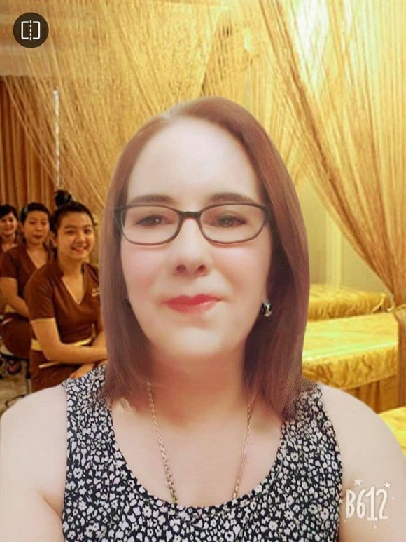 Bên cạnh những lời khen ngợi, nhiều dân mạng cũng khó tính cho rằng cô Hoa không nên làm lố và sống thật với giới tính của mình.