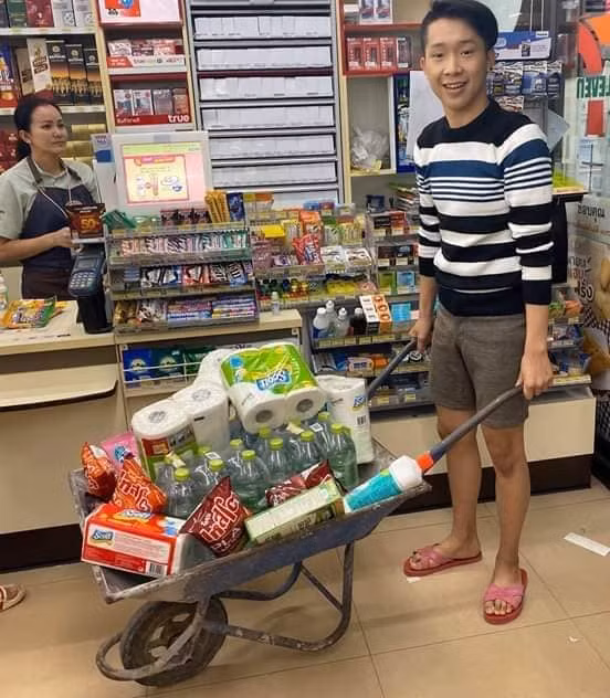 Xe đẩy, xe thồ cũng được tận dụng luôn. Đúng là sức sáng tạo của con người là vô hạn.