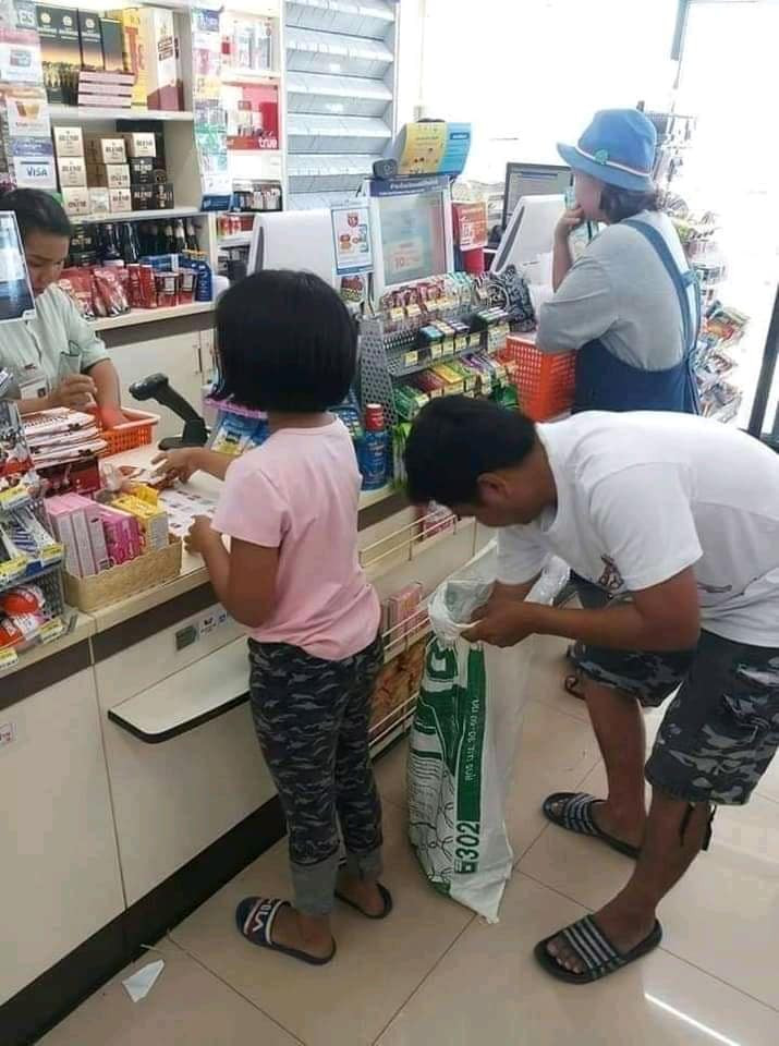 Bao tải là thứ được nhiều người dân Thái Lan dùng thay cho túi nilon bởi sự tiện lợi và tái sử dụng được nhiều lần.