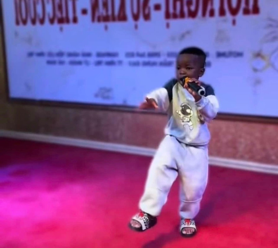 Khác với vẻ ngoài nhút nhát năm nào, cậu bé cực kì dạn dĩ, thậm chí còn lên sân khấu tự tin hát bài hit "cắt đôi nỗi sầu" bằng tiếng Việt. Màn trình diễn khiến ai cũng thích thú.