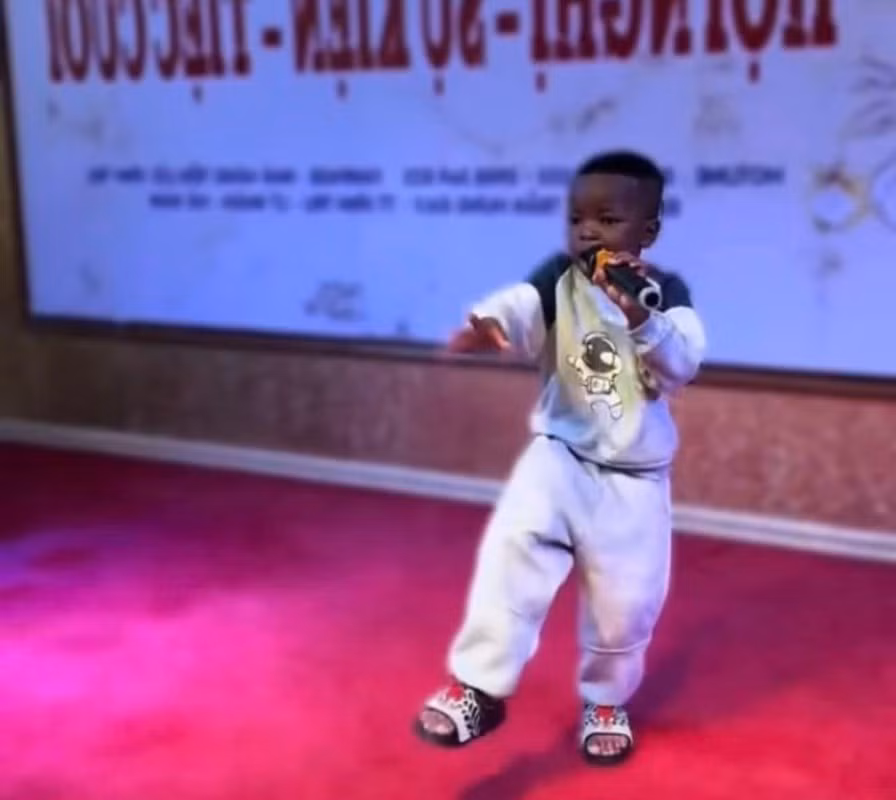 Khác với vẻ ngoài nhút nhát năm nào, cậu bé cực kì dạn dĩ, thậm chí còn lên sân khấu tự tin hát bài hit "cắt đôi nỗi sầu" bằng tiếng Việt. Màn trình diễn khiến ai cũng thích thú.