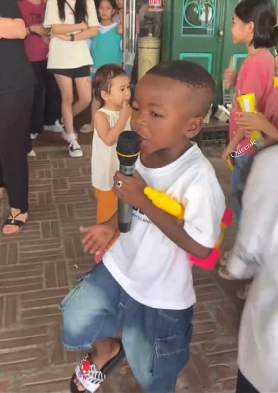 Cậu bé còn được yêu quý vì sự thông minh, lém lỉnh nhưng cũng rất hiểu chuyện. Vì sống cùng với team châu Phi từ bé nên Lôi con nói tiếng Việt rất sõi, thuộc làu làu nhiều bài hát tiếng Việt.