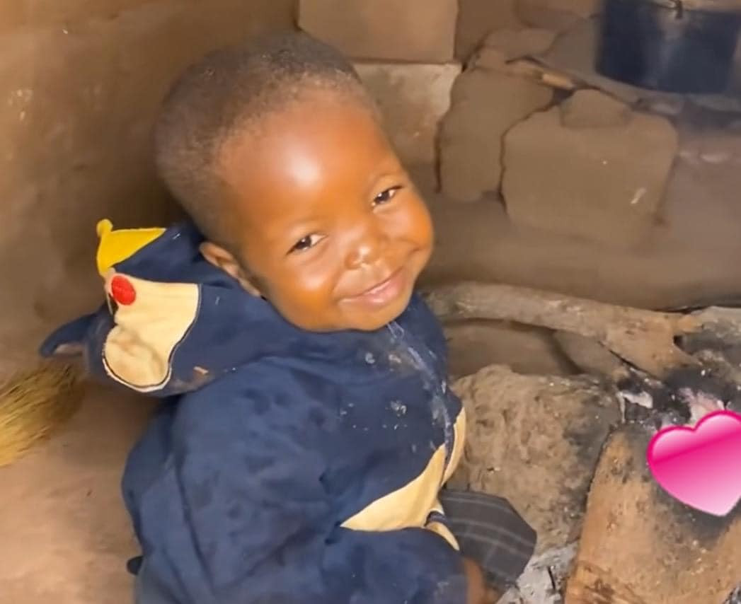 Nụ cười mang nét bẽn lẽn nhưng lại cực đáng yêu, khiến trái tim của người xem tan chảy.