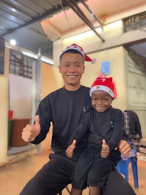 Hành trình di chuyển của team Quang Linh cùng cậu bé Lôi con được cập nhật thường xuyên, rất nhiều người đã tìm đến để được chụp ảnh check-in cùng với "idol".