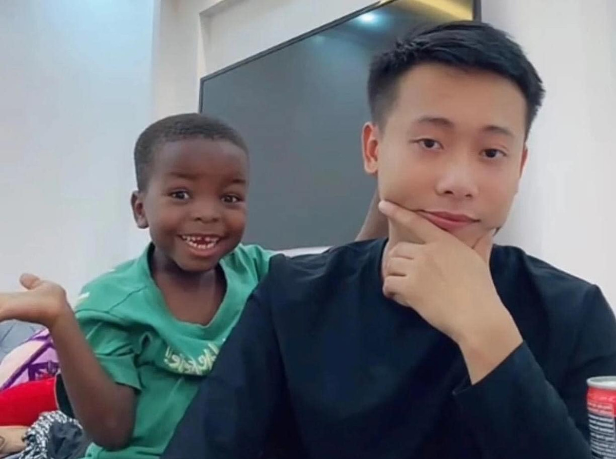 Những ngày đầu, khi nhìn thấy cậu bé đáng yêu, Quang Linh còn thường xuyên trêu chọc, giả vờ không cho kẹo khiến cậu bé bày ra những biểu cảm vô cùng dễ thương.