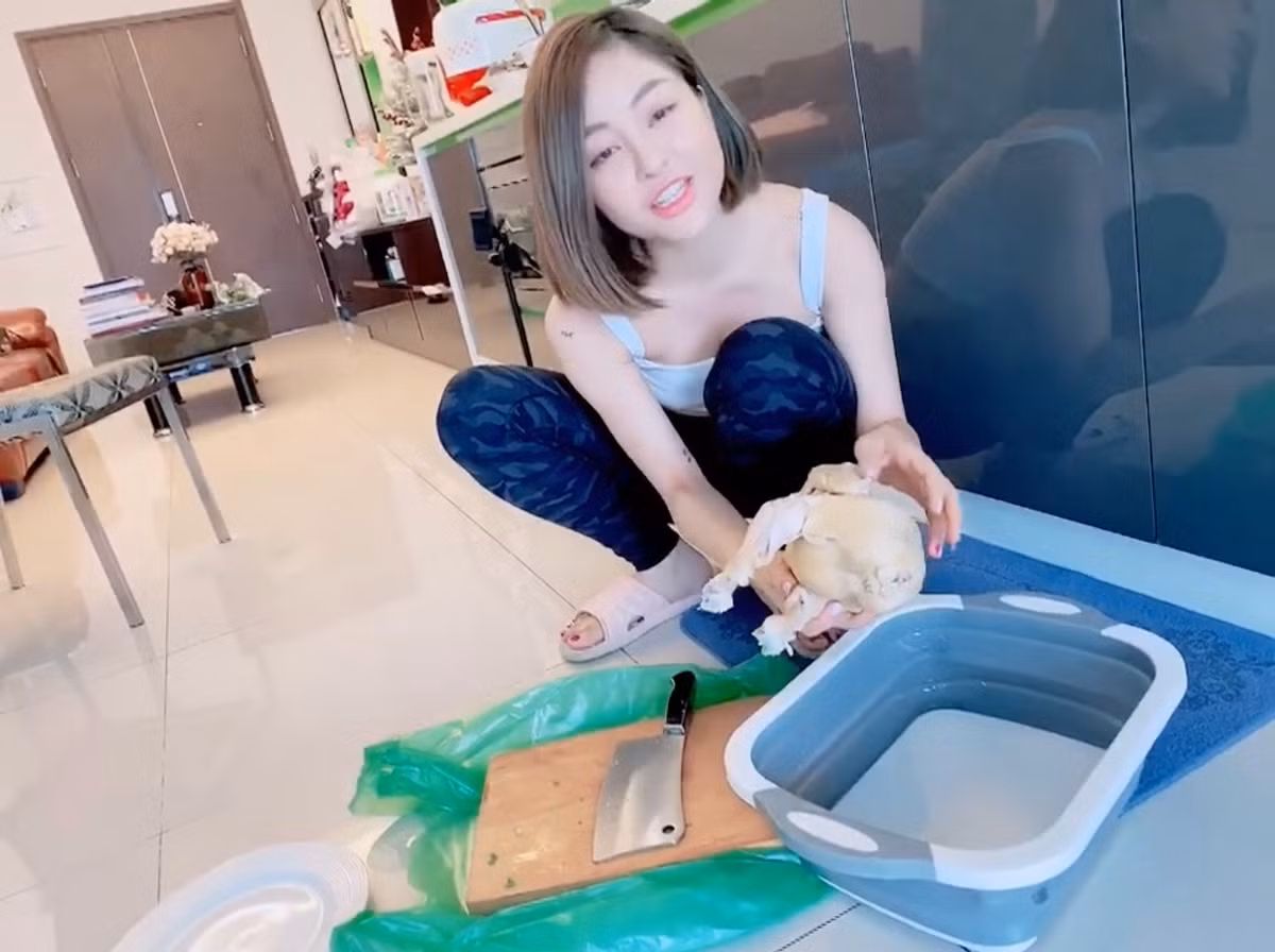 Thế nhưng, tất cả đều sụp đổ khi Trâm Anh đăng tải clip làm thịt gà. Cô nàng đoảng đến nỗi luộc con gà chín nát. Thậm chí, nhiều dân mạng còn "soi" ra điểm hot girl còn để nguyên gà từ cửa hàng về rồi cho vào nồi chứ không lấy nội tạng ra khiến thịt có mùi hôi.