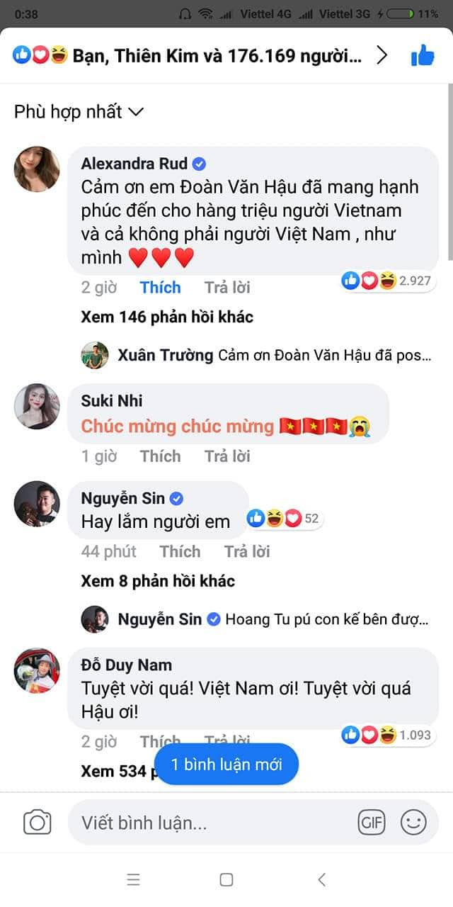 Trên Facebook, nhiều cô gái bày tỏ sự ngưỡng mộ với cầu thủ gốc Thái Bình. Trong số đó, nữ DJ người Ukraina xinh đẹp Alexandra Rub bất ngờ bình luận bài viết của Văn Hậu bằng những từ ngữ "ngập thính".