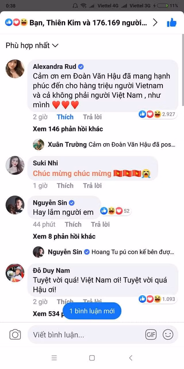 Trên Facebook, nhiều cô gái bày tỏ sự ngưỡng mộ với cầu thủ gốc Thái Bình. Trong số đó, nữ DJ người Ukraina xinh đẹp Alexandra Rub bất ngờ bình luận bài viết của Văn Hậu bằng những từ ngữ "ngập thính".