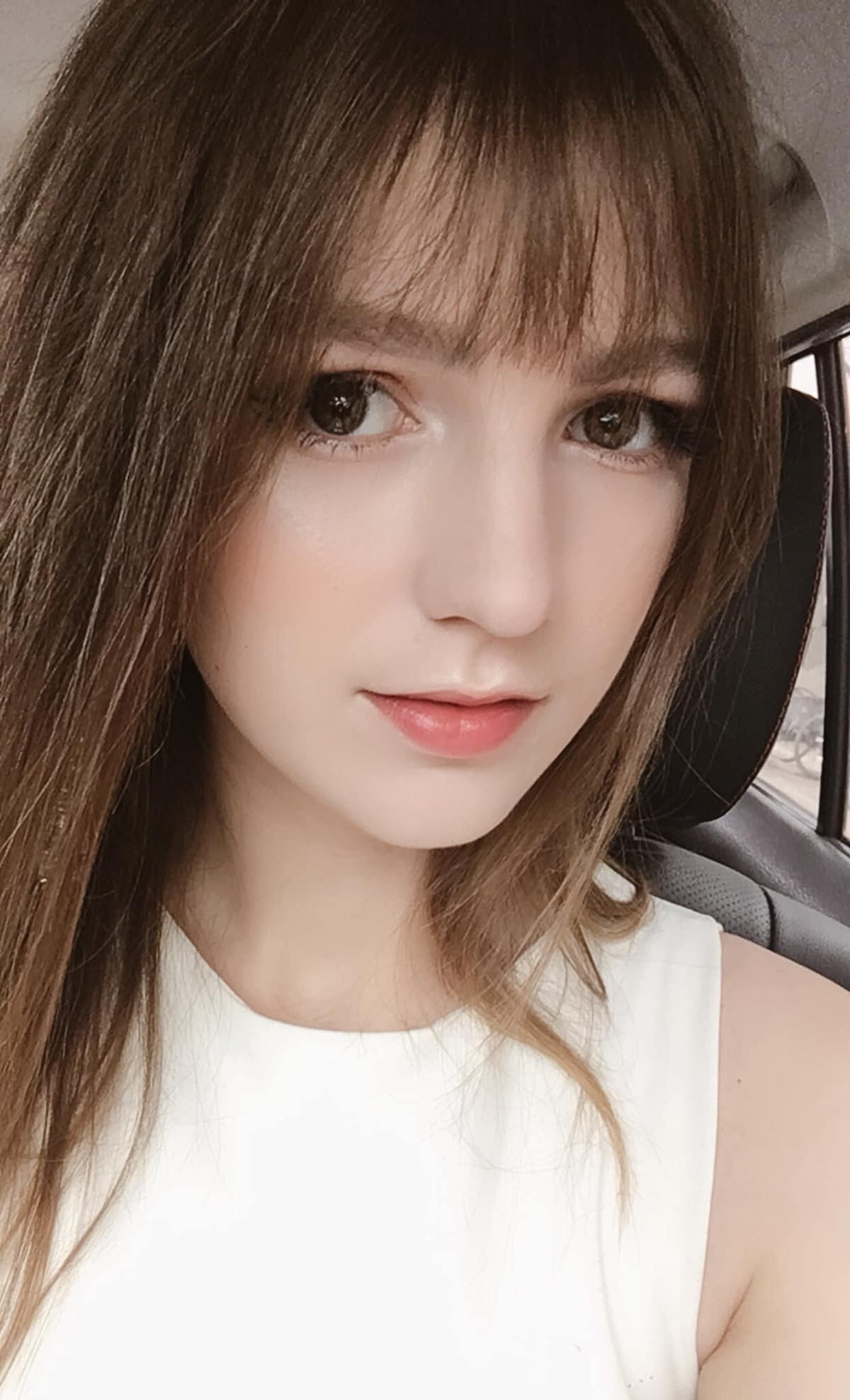 "Ngay từ khi mới sang, mình đã cảm thấy yêu mến Việt Nam bởi ở đây có nhiều phong cảnh đẹp, con người thì rất thân thiện" - Nữ DJ cho biết. Alexandra từng có một thời gian khá dài sinh sống tại Hải Phòng trước khi lên Hà Nội. Hiện cô đã ở Việt Nam được hơn 2 năm.