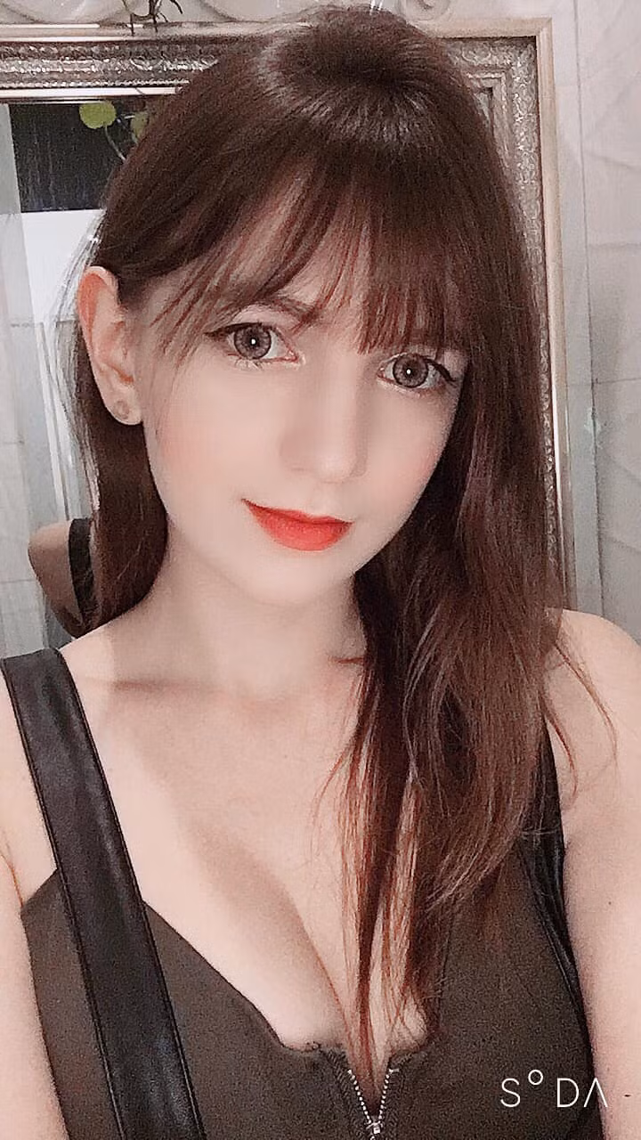 Ban đầu khi tới Việt Nam, nữ DJ có vẻ đẹp như thiên thần làm giáo viên dạy tiếng Anh cho trẻ em tại trung tâm, sau đó là cô giáo dạy piano và múa cho học sinh tại một số trường quốc tế.