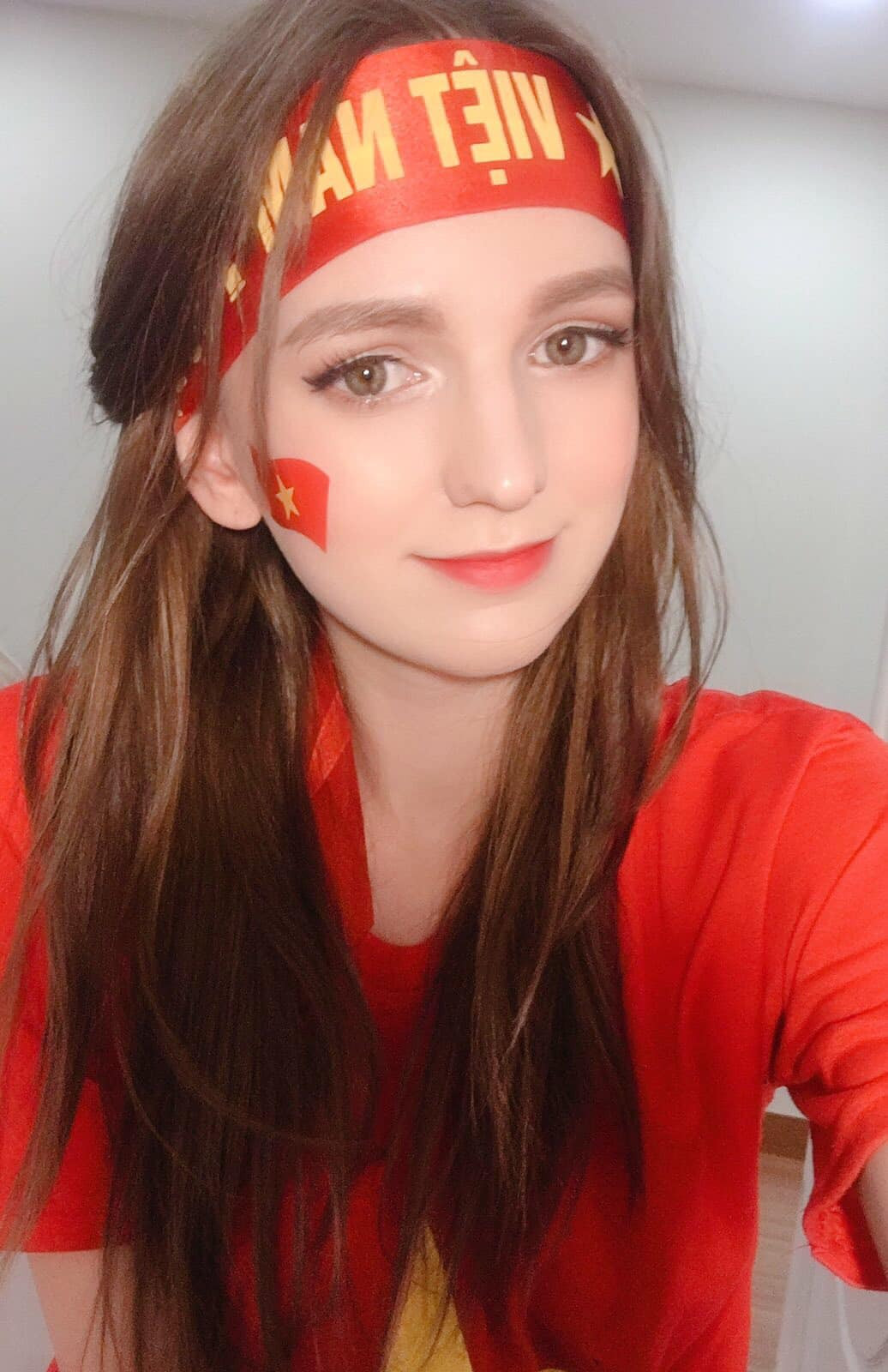 Trên trang của Alexandra Rud cô cũng đăng tải hình ảnh mặc áo và đeo băng rôn cổ vũ đội tuyển U22 Việt Nam khi trận chung kết đang diễn ra. DJ "thả thính" cầu thủ Văn Hậu viết: "Không nói nhiều. Việt Nam vô địch" .