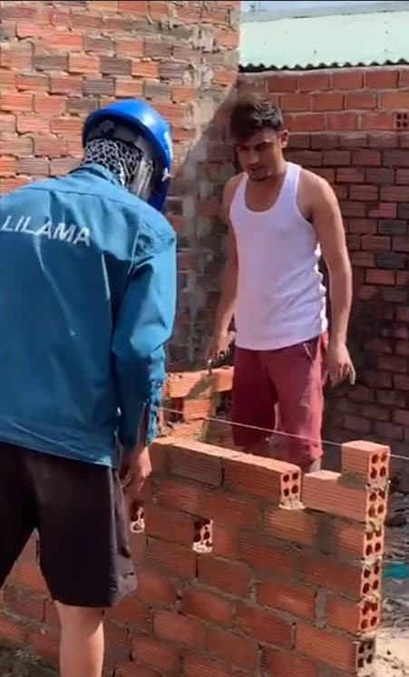 Anh chồng ngoại quốc đang mặc quần áo lao động để làm công việc tay chân. Theo chị Hoa cho biết, chồng mình phải nỗ lực và rất vất vả khi làm công việc này để kiếm tiền nuôi vợ, chứ không ăn bám như dân mạng nói.