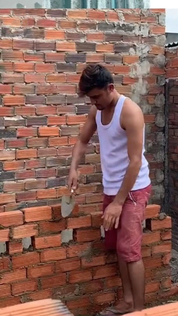 Để đập tan nghi vấn đó, mới đây cô dâu 65 tuổi Nguyễn Thị Hoa đã đăng tải nhiều hình ảnh chồng trẻ 24 tuổi đi làm thợ hồ rất vất vả giữa trời nắng nóng.