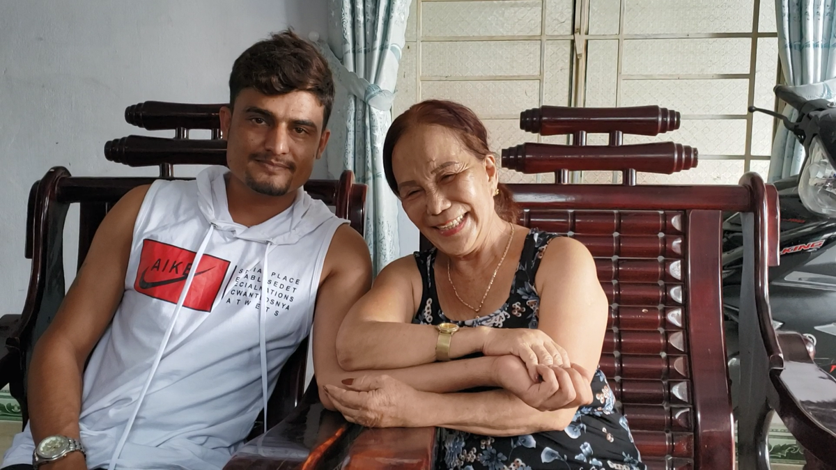 Nhắc đến việc từng bị chồng trẻ lớn tiếng quát tháo trong một livestream, cô dâu 65 tuổi cho biết, khi ấy chồng chị phát hiện có những người lập tài khoản giả danh chị để livestream nhằm trục lợi.