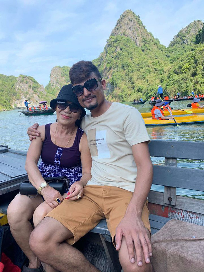 Trước đó, cô dâu Thu Sao bất ngờ tiết lộ tin cô dâu 65 tuổi bị chồng trẻ đánh đập và chửi bới. Sau đó, chị Hoa đã lên tiếng giải thích khẳng định không hề có chuyện này, tất cả chỉ là hiểu lầm.