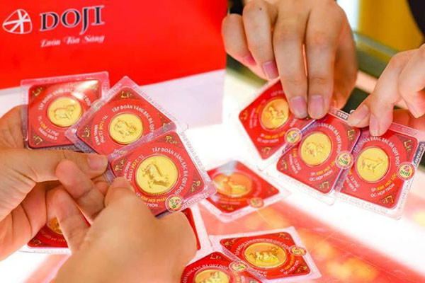 Gia vang hom nay 26/5: Vuot len ap luc, vang van tang gia