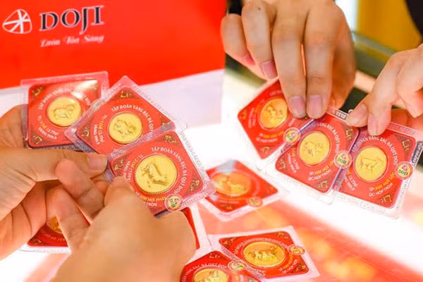 Gia vang hom nay 26/5: Vuot len ap luc, vang van tang gia