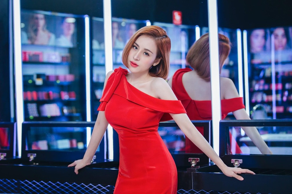 Không còn đi theo con đường nổi tiếng với hàng loạt thị phi, phản cảm như trước, Huyền Anh của bây giờ chỉ xuất hiện và lựa chọn các chương trình phù hợp hơn với hình ảnh và phong cách hiện tại của bản thân. Cô cũng cho biết thêm là đang tìm hướng đi mới để phát triển sự nghiệp.