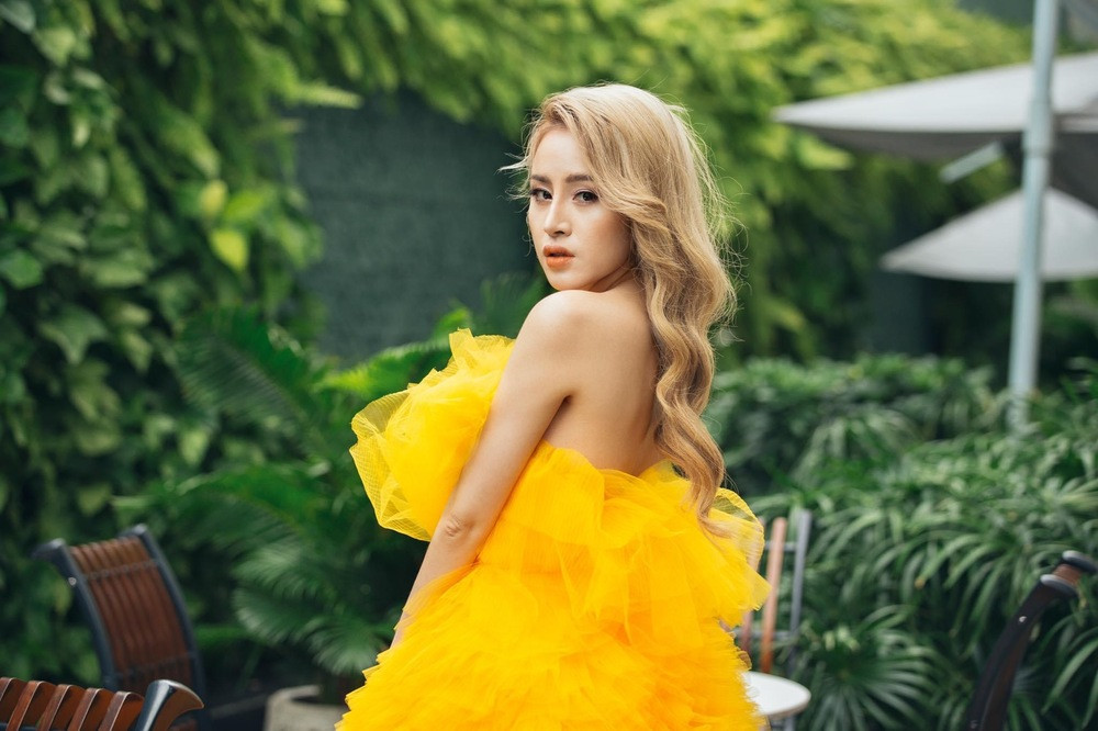 "Bà Tưng" của hiện tại tuy vẫn có sự nóng bỏng nhưng lại chăm chút phong cách quyến rũ, phù hợp với bản thân hơn.