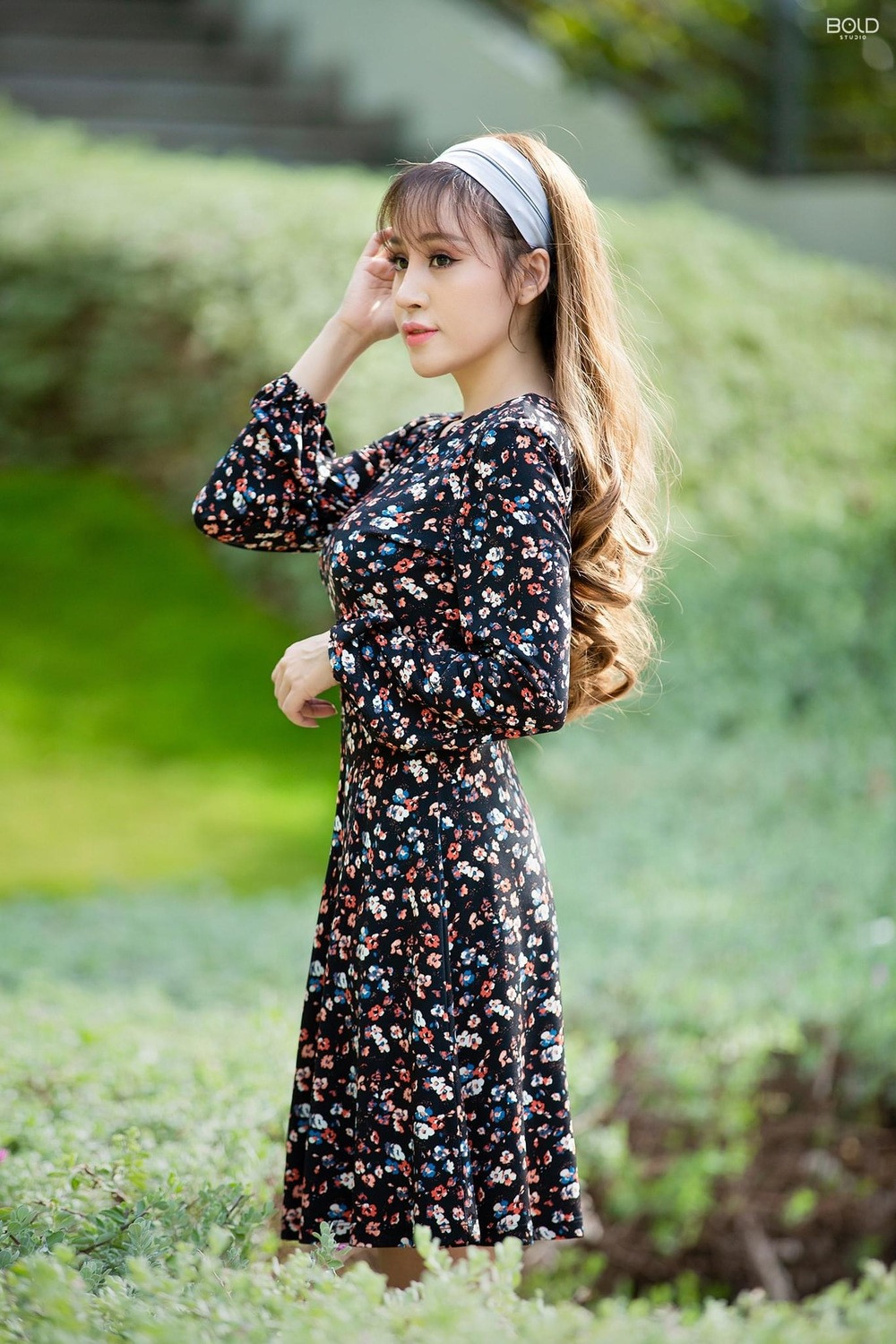 Không chỉ quyết định "mai danh ẩn tích" sau nhiều năm, "bà Tưng" Huyền Anh còn gây chú ý khi "trùng tu" nhan sắc của mình đến tận 4 lần. Nhiều người không khỏi tiếc nuối cho nhan sắc mộc mạc, tự nhiên của Huyền Anh.