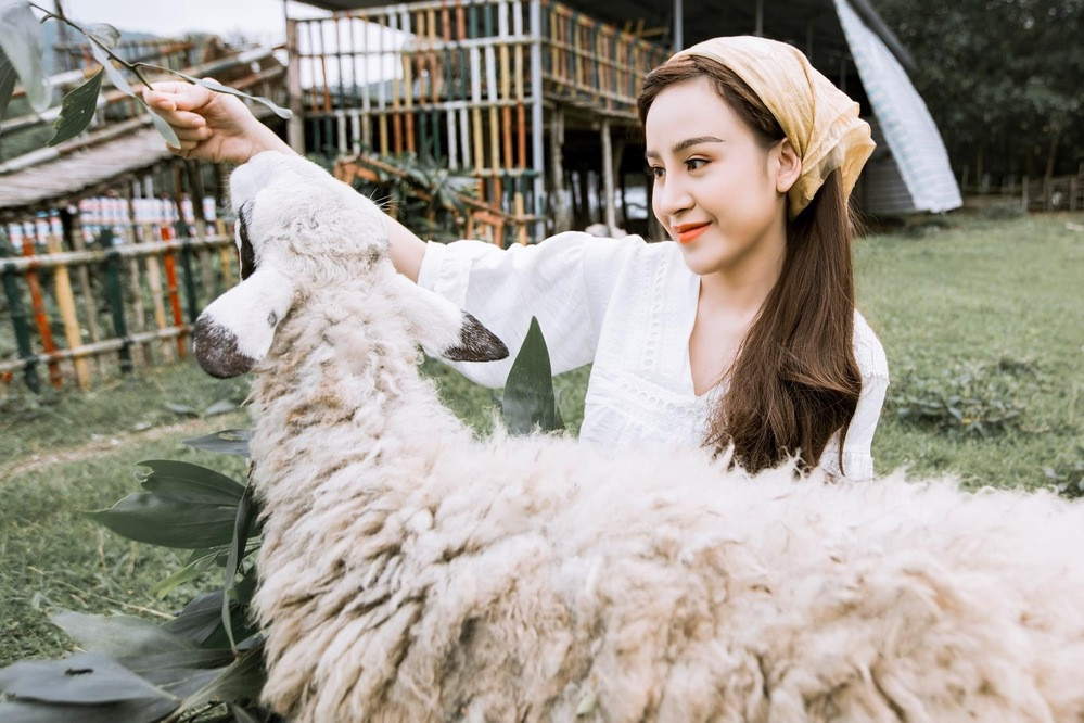 Không ít dân mạng cho rằng những lần "dao kéo" đã khiến gương mặt của cô không còn vẻ đẹp tự nhiên thuở nào. Cô của hiện tại tuy xinh đẹp thời thượng nhưng không còn mang đến biểu cảm tự nhiên giống trước kia.