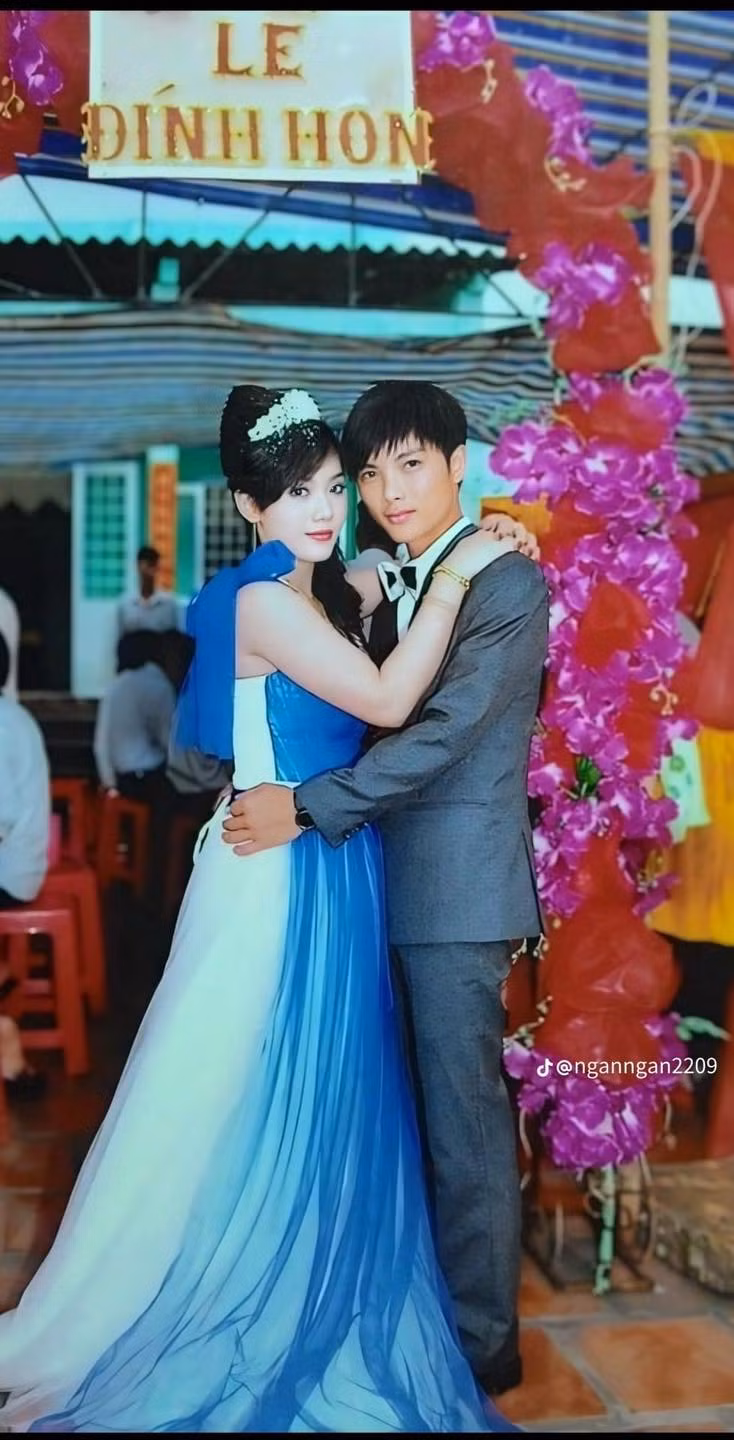 Dù lớp nền hơi trắng quá cùng bộ váy hơi lỗi thời nhưng không thể phong ấn nhan sắc cô dâu.