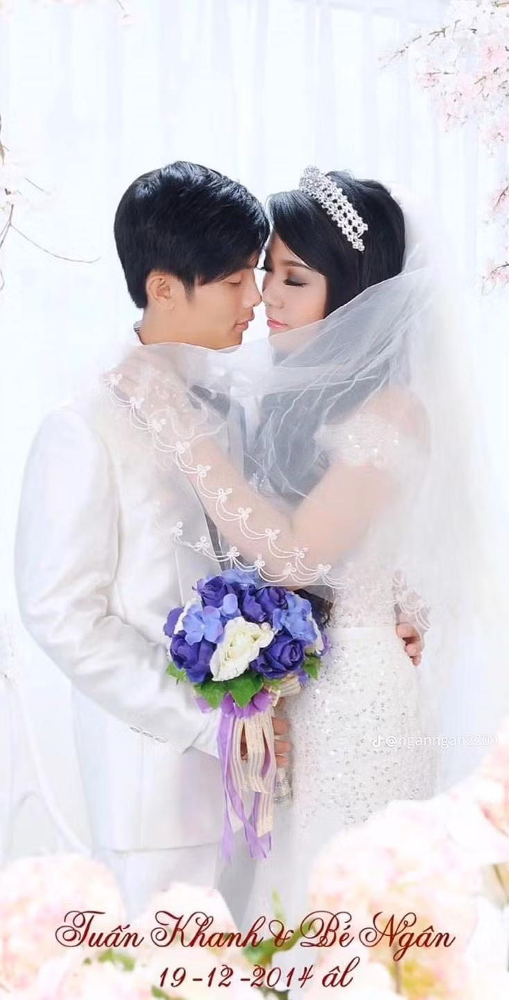 Bó hoa cưới tím không ăn nhập gì với concept chụp nhưng lại rất được ưa chuộng 1 thời.