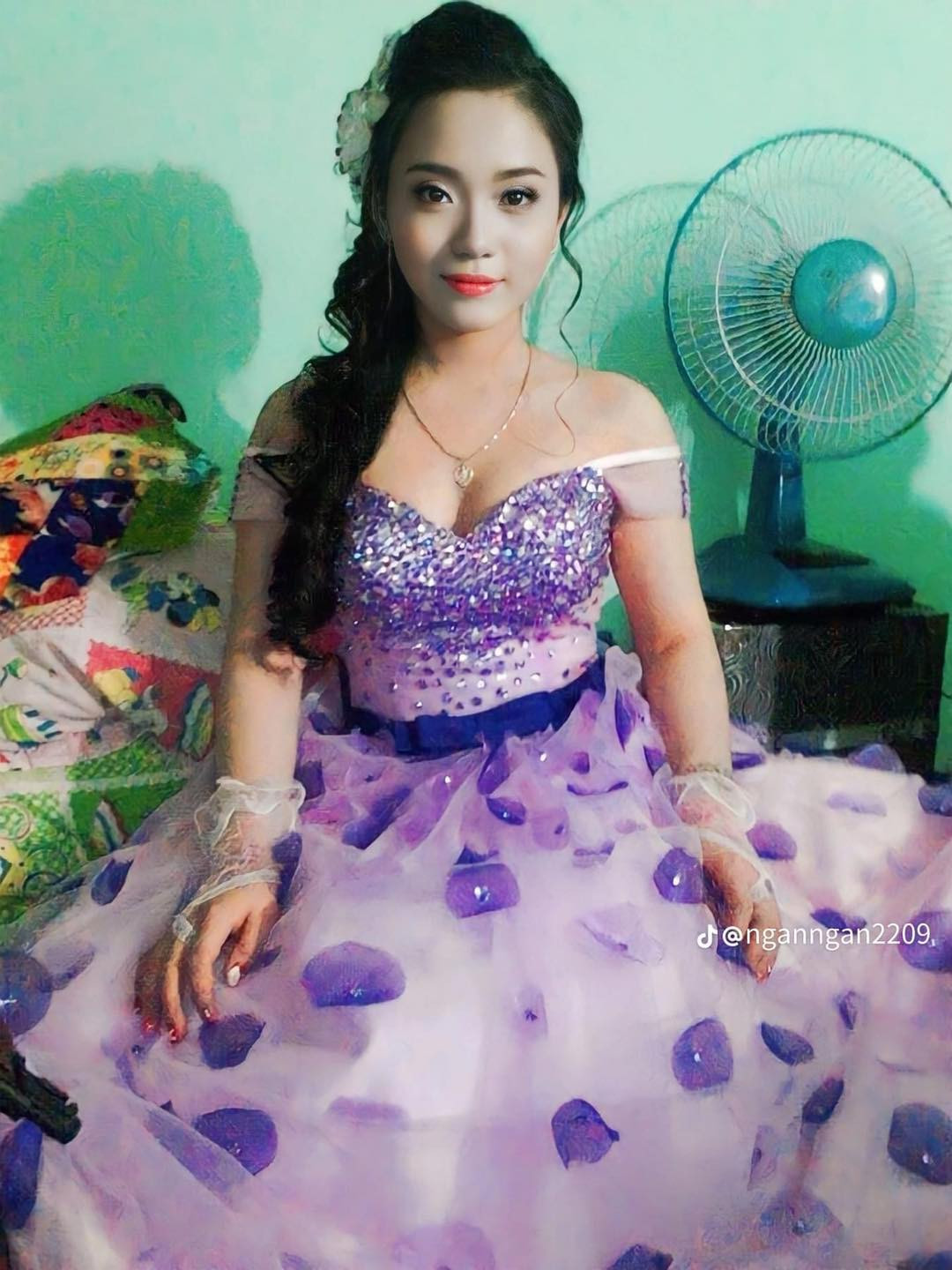 Không chỉ nhan sắc xinh đpẹ, cô dâu này còn sở hữu dáng người đầy đặn khiến nhiều người xuýt xoa.