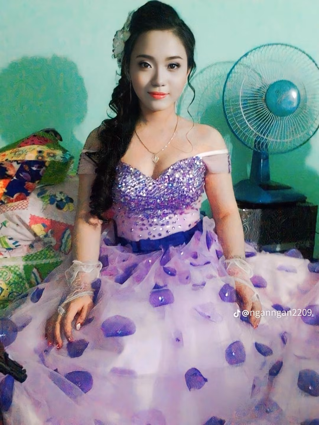 Không chỉ nhan sắc xinh đpẹ, cô dâu này còn sở hữu dáng người đầy đặn khiến nhiều người xuýt xoa.