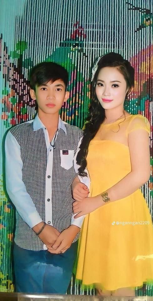 Người ta thường nói "người đẹp vì lụa", nhưng trong trường hợp này phải là "lụa đẹp vì người mới" mới đúng.