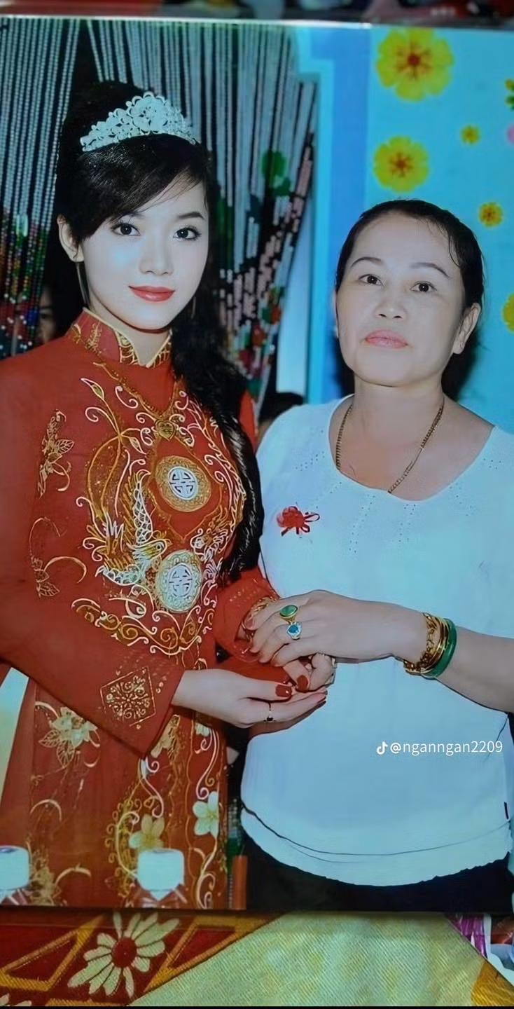 Vào những năm 2014, phong cách cô dâu để mái, đeo vương miện cũng lỗi makeup nhấn nhá mắt, viền môi đậm khá thịnh hành. Điều khiến netizen chú ý là dù phong cách có lỗi thời nhưng nhan sắc của cô dâu quá xinh đẹp.