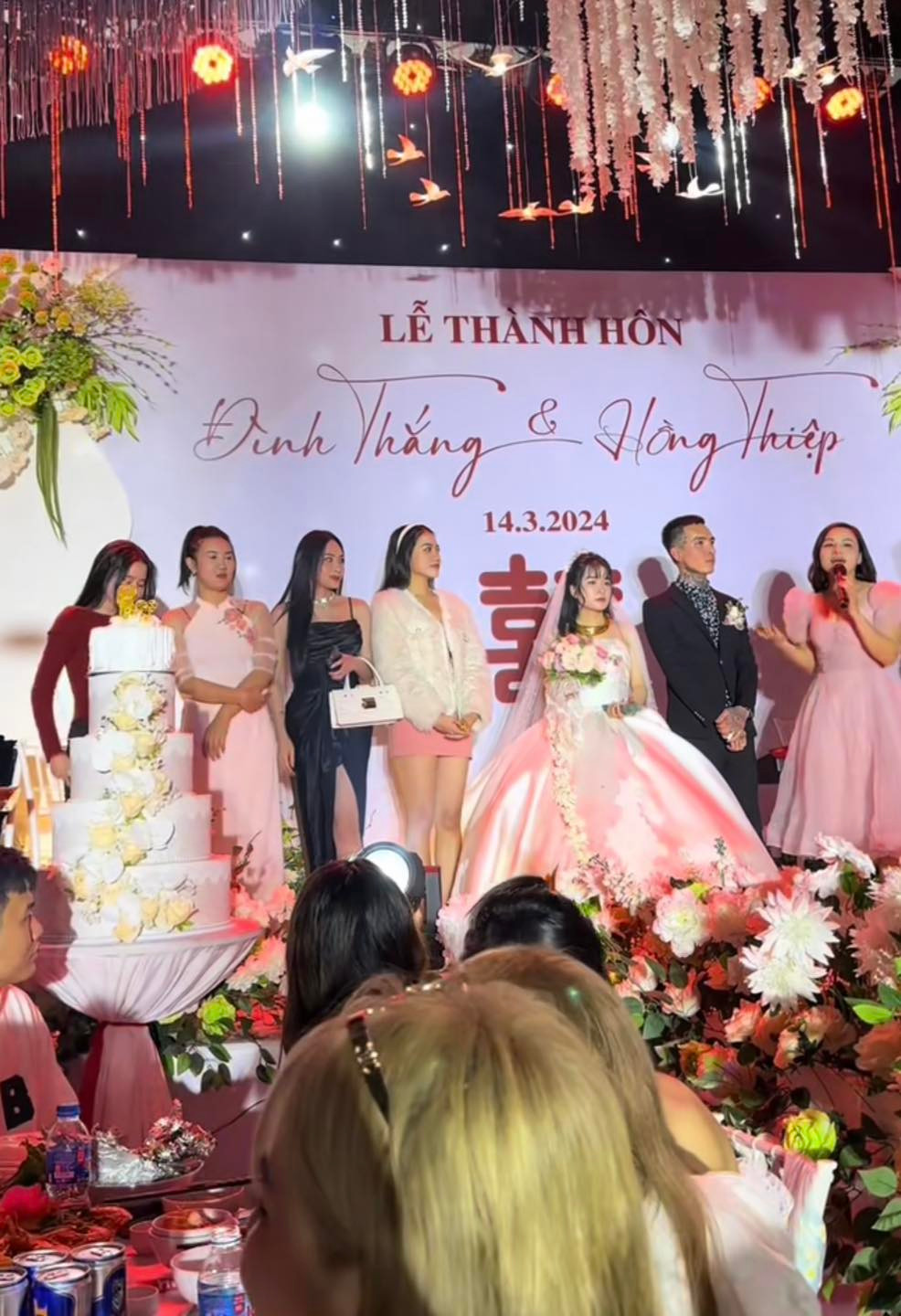 Tuy nhiên, từ đầu đến cuối, biểu cảm của cô dâu không mấy vui vẻ.