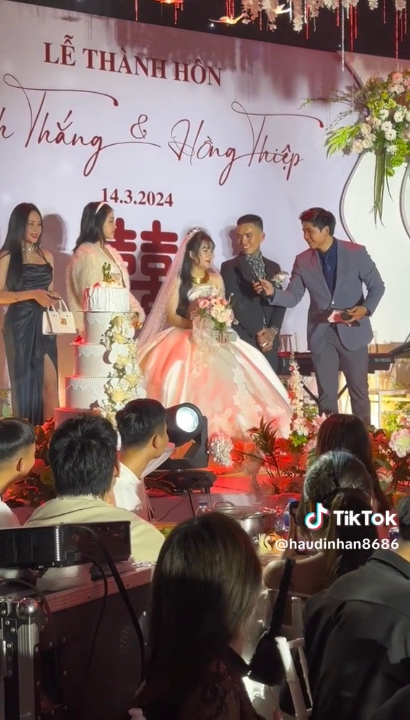 Khi được Mc mời phát biểu, cô dâu mới miễn cưỡng cười.