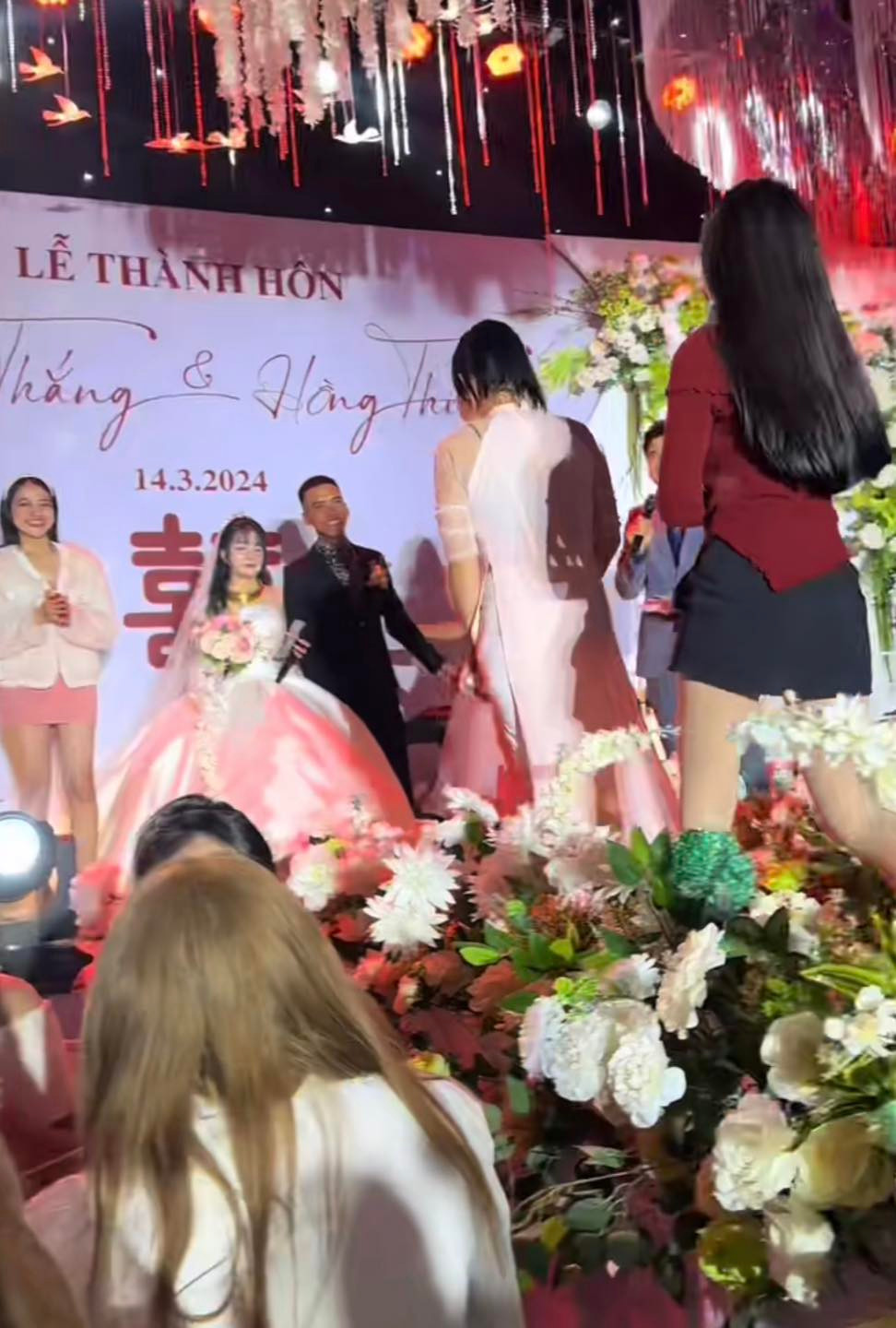 Hình ảnh "hội người yêu cũ" chú rể lần lượt lên sân khấu.