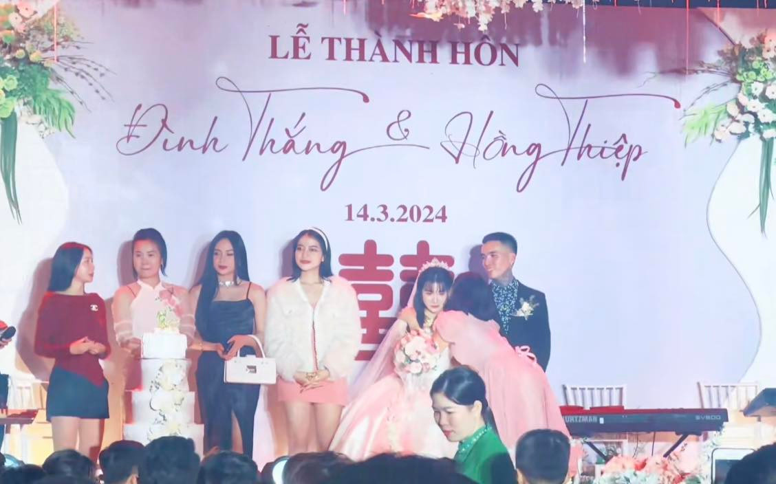 Chú rể không ngại mời 5 cô người yêu cũ đến dự đám cưới, và cả 5 cô đã lên sân khấu để chúc phúc cho cặp đôi.