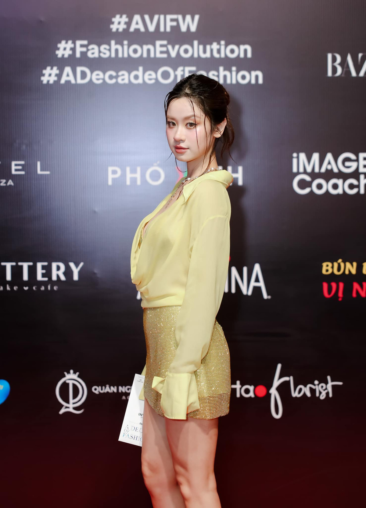 Hàn Hằng diện thiết kế màu xanh chuối, phần cổ được khoét sâu, điểm nhấn là chiếc bra và phần chân váy ngắn.