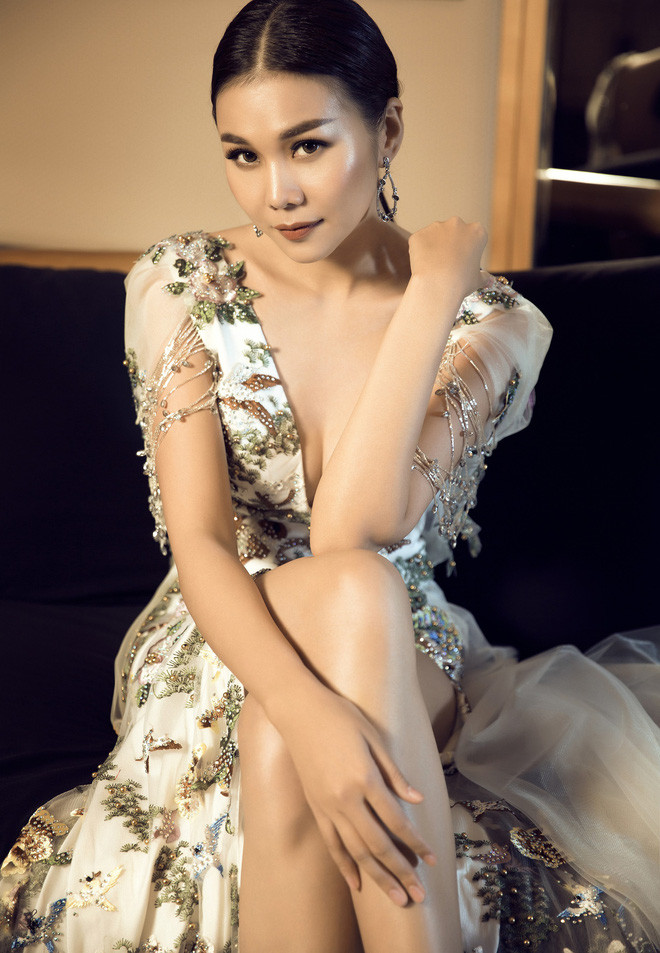 Có thể nói, ở ngưỡng U40, Thanh Hằng không chỉ nhan sắc ngày càng thăng hạng mà body của cô cũng vô cùng thon gọn và nuột nà đến bất ngờ.