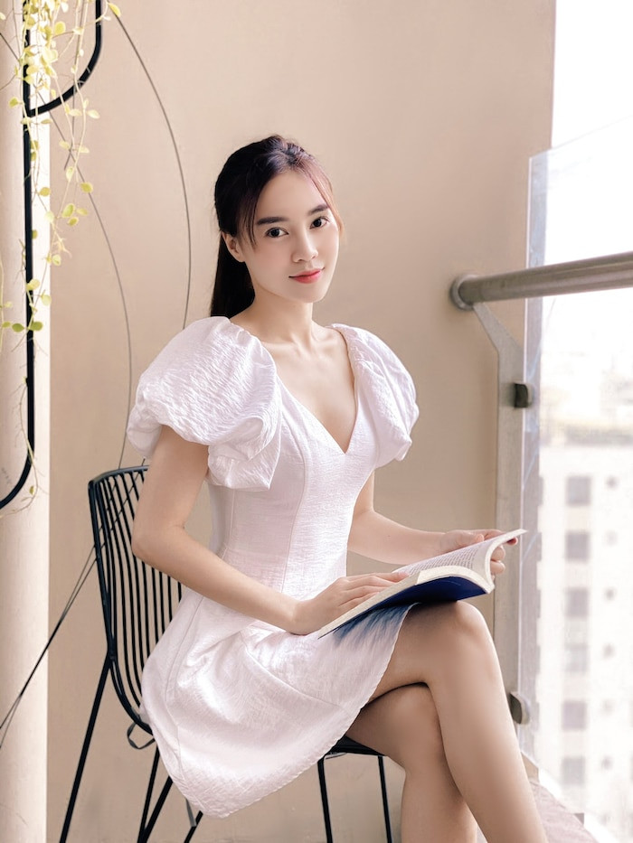 Mới đây, hội mỹ nhân “khoe eo” đã tiếp tục đón thêm một cái tên mới, đó chính là Ninh Dương Lan Ngọc. Cụ thể, trên trang cá nhân của mình, nàng ngọc nữ trăm tỷ đã đăng tải hình ảnh khoe vòng eo phẳng lì cùng dòng chú thích: “Hết mỡ bụng , eo “54” giờ tới mấy bà múi sầu riêng lòi ra cho tui”.