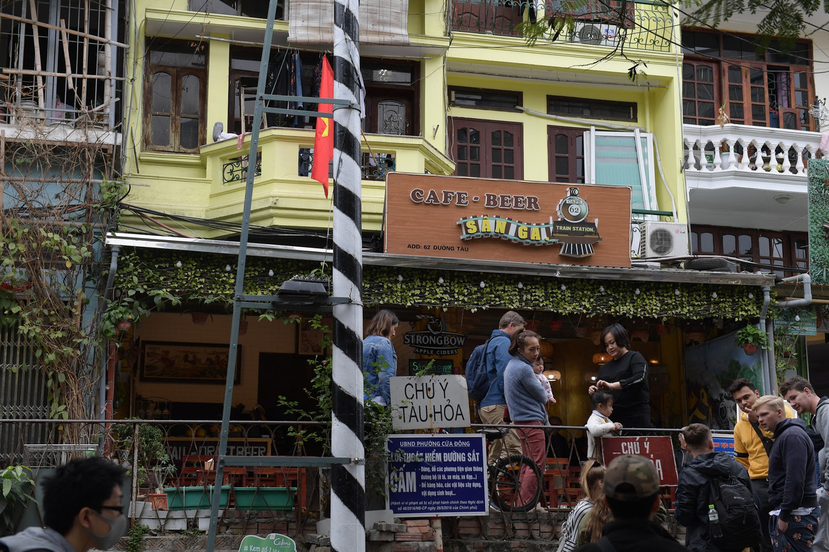 Ngay sau khi những hình ảnh du khách nhốn nháo đứng chờ check-in xuất hiện trên mạng xã hội, một lần nữa vấn đề phố cafe đường tàu lại trở thành chủ đề gây tranh cãi của cộng đồng mạng. Facebooker K.L bình luận: "Mình đi qua thấy các bạn vẫn trèo lên chụp ảnh, nhiều quán cafe vẫn hoạt đồng thì việc có khách là điều bình thường thôi. Muốn cấm thì cấm tuyệt đối cho ra hồn chứ cấm kiểu nửa vời thế này thì được mấy tháng?".