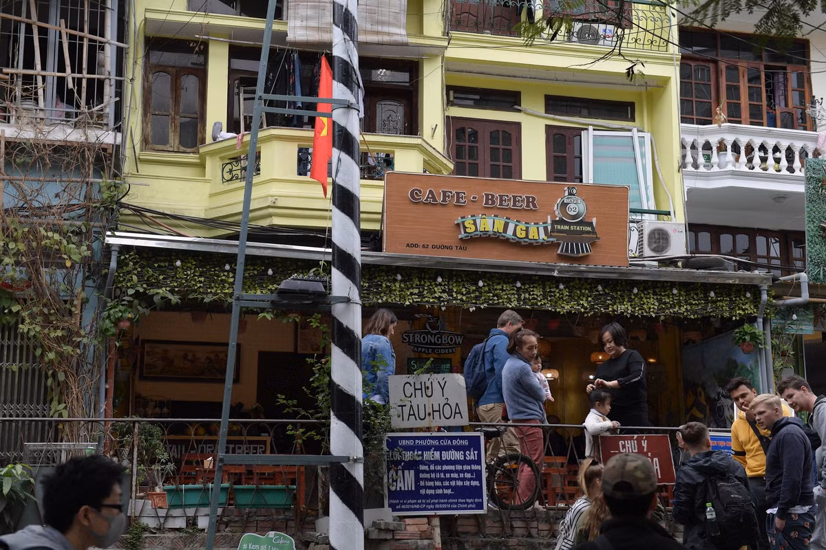 Ngay sau khi những hình ảnh du khách nhốn nháo đứng chờ check-in xuất hiện trên mạng xã hội, một lần nữa vấn đề phố cafe đường tàu lại trở thành chủ đề gây tranh cãi của cộng đồng mạng. Facebooker K.L bình luận: "Mình đi qua thấy các bạn vẫn trèo lên chụp ảnh, nhiều quán cafe vẫn hoạt đồng thì việc có khách là điều bình thường thôi. Muốn cấm thì cấm tuyệt đối cho ra hồn chứ cấm kiểu nửa vời thế này thì được mấy tháng?".