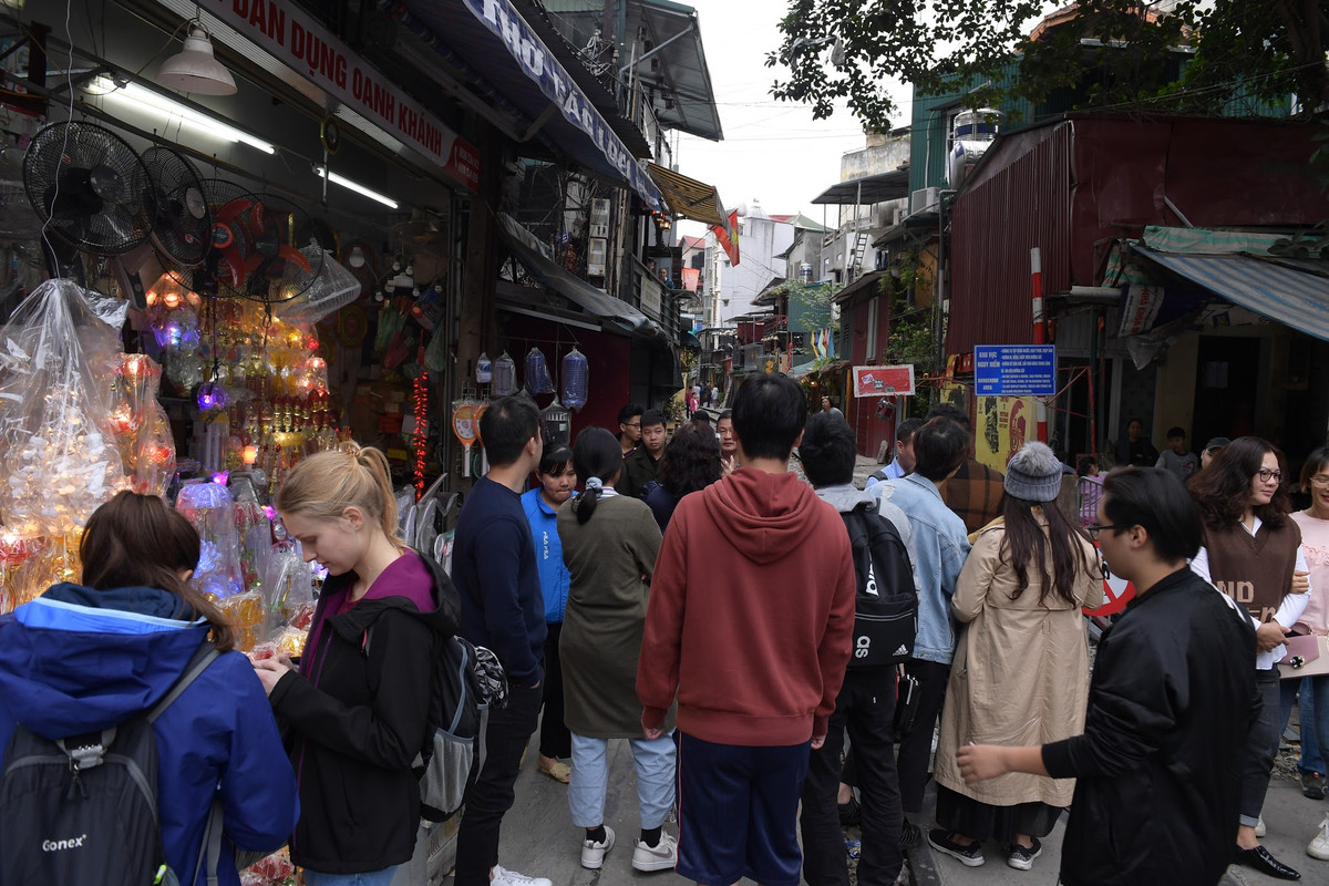 Khách du lịch, giới trẻ Hà Thành tụ tập đông đúc tại phố đường tàu để tìm cơ hội vào chụp ảnh, check-in.