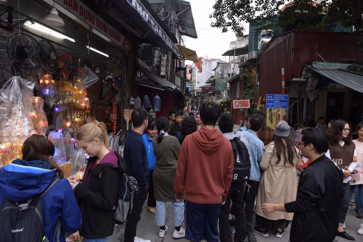 Khách du lịch, giới trẻ Hà Thành tụ tập đông đúc tại phố đường tàu để tìm cơ hội vào chụp ảnh, check-in.