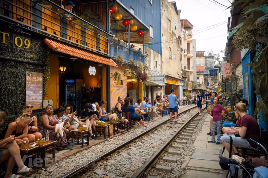 Quyết định cấm cửa phố đường tàu ngay lập tức trở thành chủ đề tranh cãi trên mạng xã hội. Nhiều ý kiến cho rằng việc dừng hoạt động là hoàn toàn đúng bởi việc ngồi ăn, uống, chụp ảnh tại tuyết đường tàu vẫn còn hoạt động và vô cùng nguy hiểm và mất vệ sinh. Bên cạnh đó có người cho rằng tại Thái Lan cũng có địa điểm du lịch tương tự và rất thu hút khách. Nếu quy hoạch đúng thì đây là là điểm đến hấp dẫn của Hà Nội.