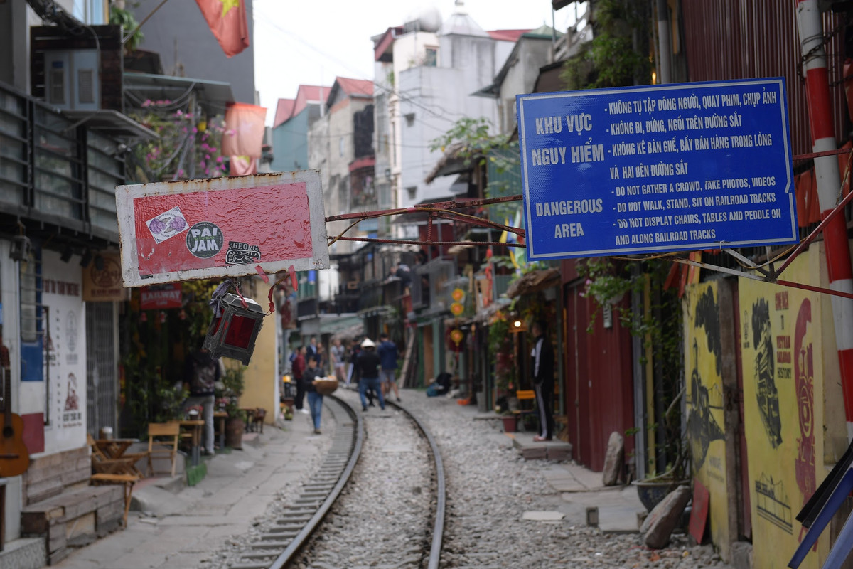 Sau khi có lệnh cấm, phố đường tàu trở về trạng thái yên tĩnh một thời gian, thế nhưng mới đây, nhiều bạn trẻ, khách du lịch lại tiếp tục kéo tới đây để chụp ảnh dù biển cấm và cảnh báo vẫn lù lù trước mặt.