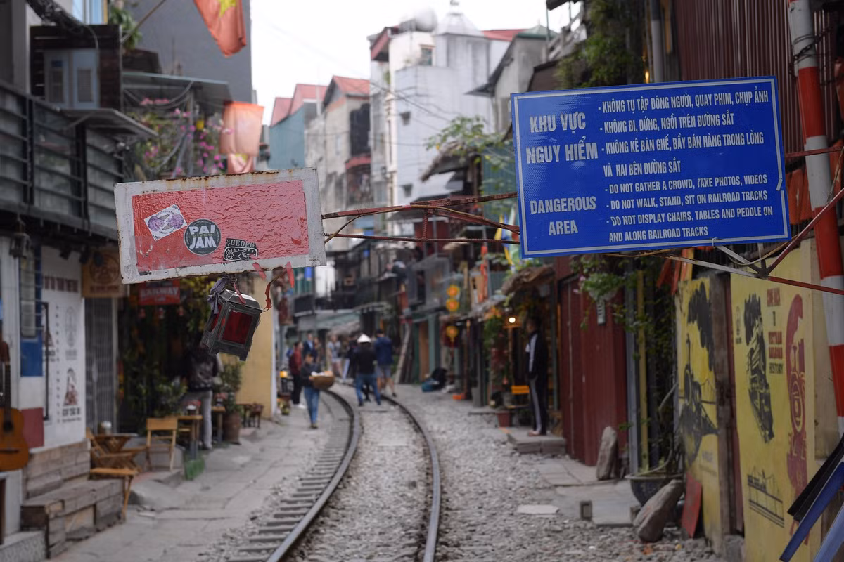 Sau khi có lệnh cấm, phố đường tàu trở về trạng thái yên tĩnh một thời gian, thế nhưng mới đây, nhiều bạn trẻ, khách du lịch lại tiếp tục kéo tới đây để chụp ảnh dù biển cấm và cảnh báo vẫn lù lù trước mặt.